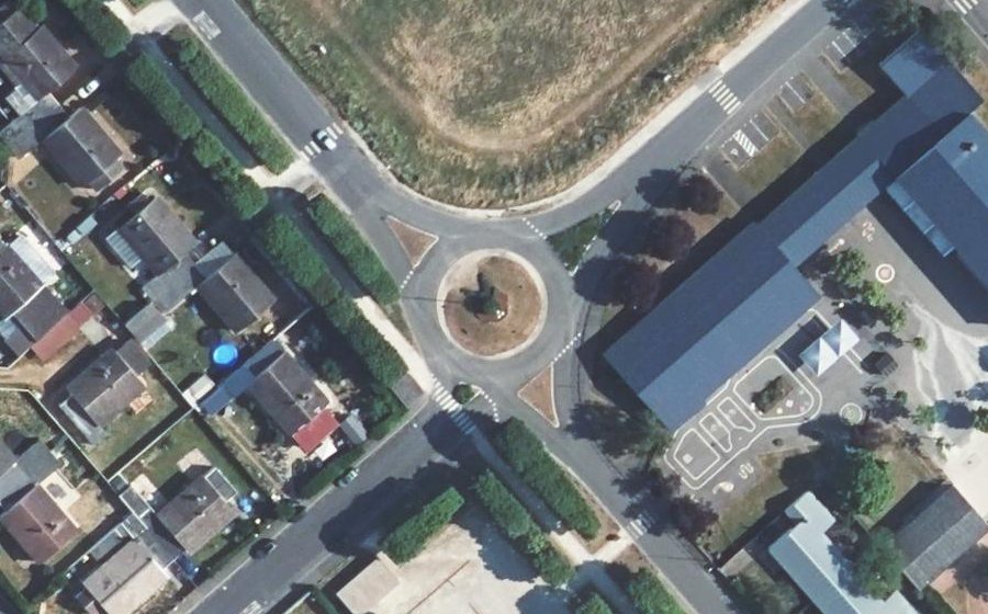 Vue aérienne du Rond-point anonyme n°47030913