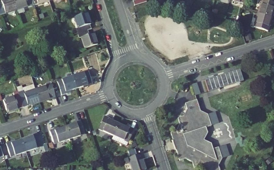 Vue aérienne du Rond-point anonyme n°47034580