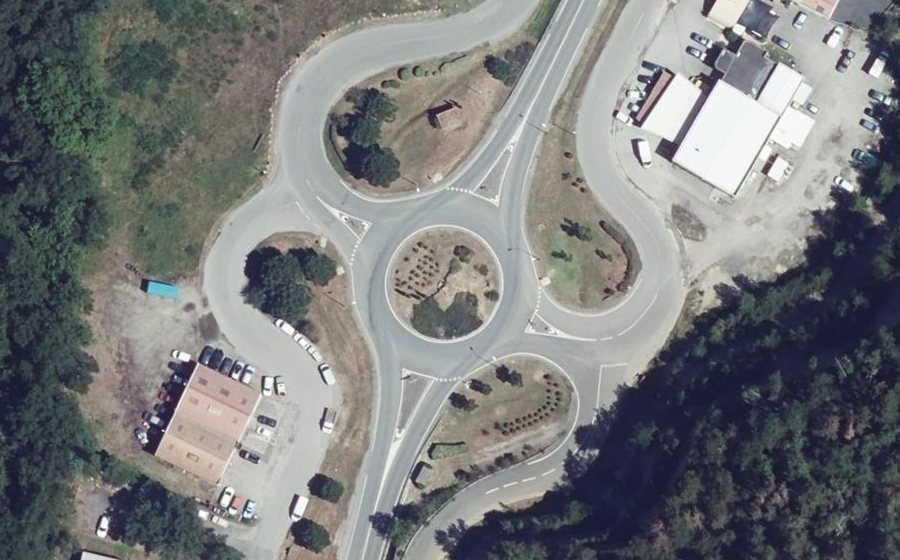 Vue aérienne du Rond-point anonyme n°47036195