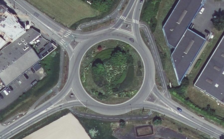 Vue aérienne du Rond-point anonyme n°47040566