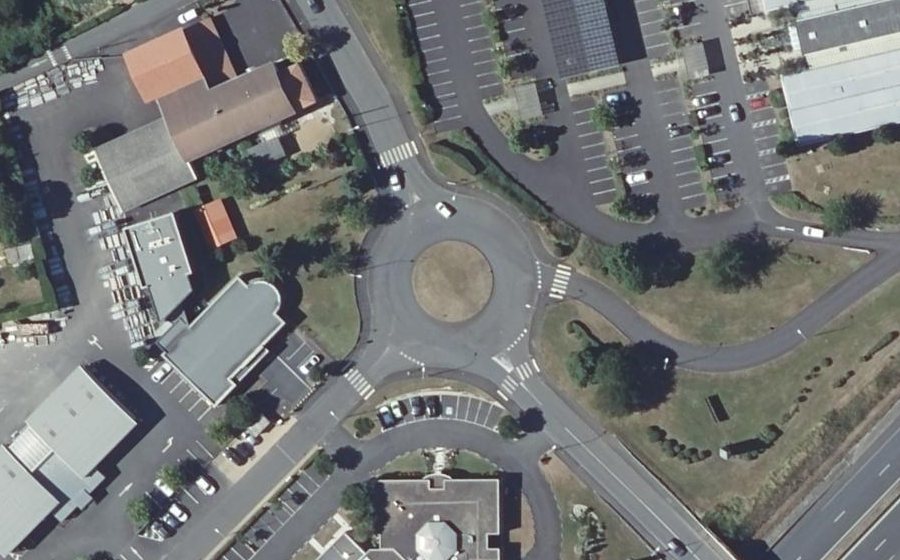 Vue aérienne du Rond-point anonyme n°47040596