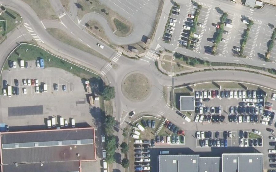 Vue aérienne du Rond-point anonyme n°47050484