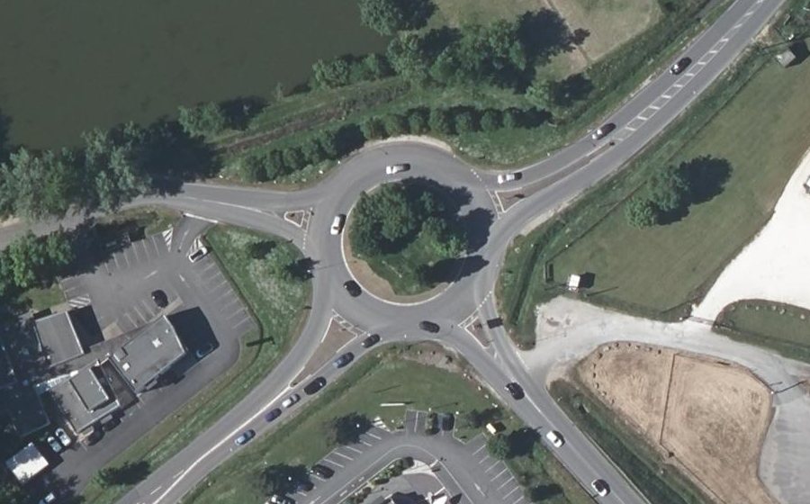 Vue aérienne du Rond-point anonyme n°47067873