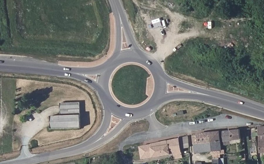 Vue aérienne du Rond-point anonyme n°470720638