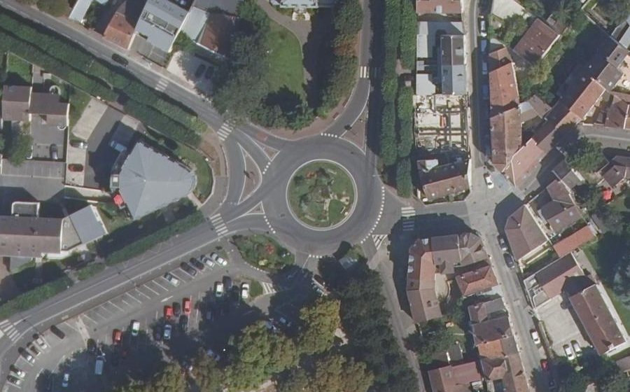 Vue aérienne du Rond-point anonyme n°47072779