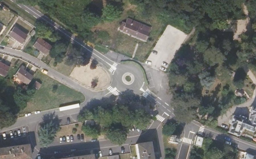 Vue aérienne du Rond-point anonyme n°47075363