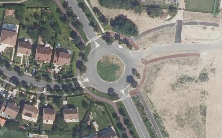 Vue aérienne du Rond-point anonyme n°47075932