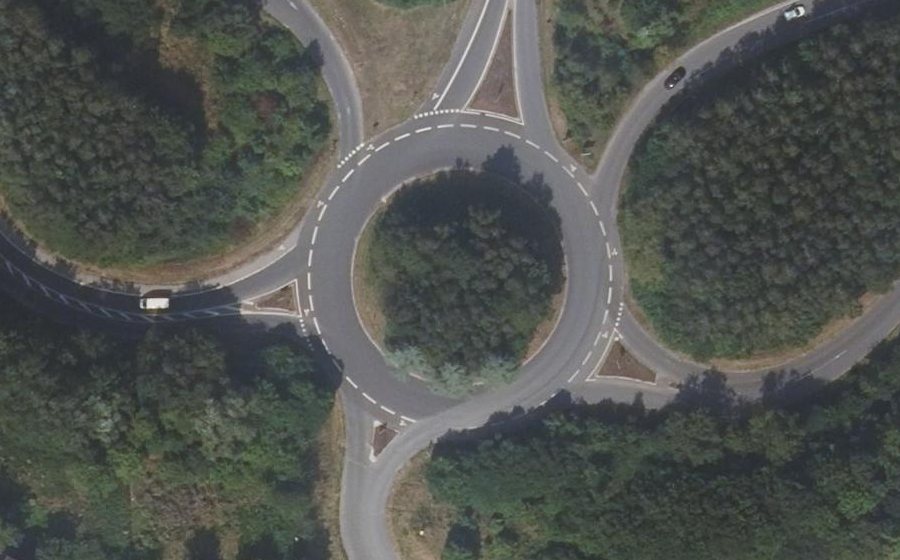 Vue aérienne du Rond-point anonyme n°47083878