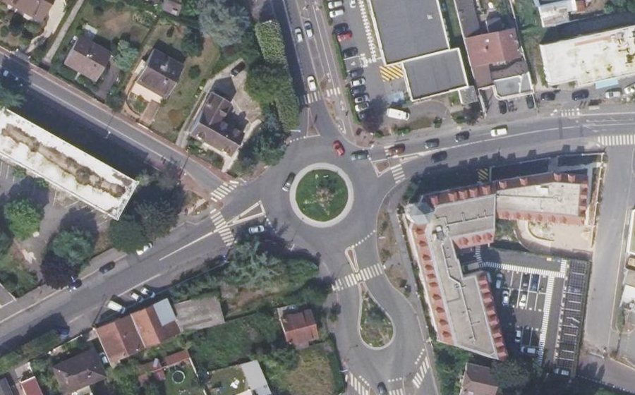Vue aérienne du Rond-point anonyme n°47085922