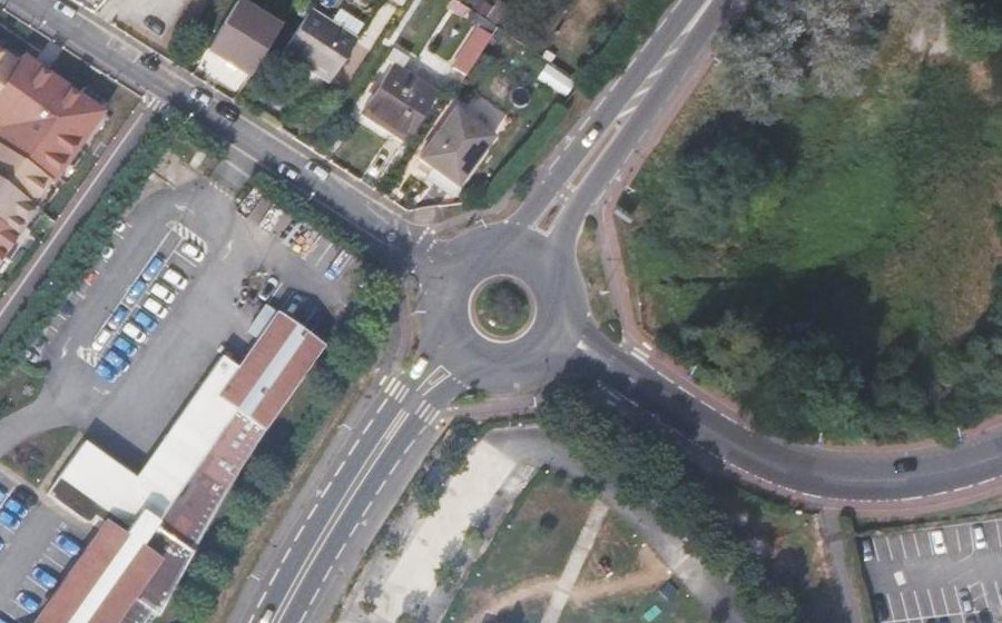 Vue aérienne du Rond-point anonyme n°47086089