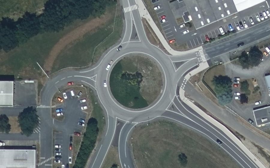 Vue aérienne du Rond-point anonyme n°47093502
