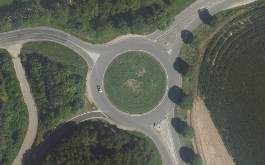 Vue aérienne du Rond-point anonyme n°47094535