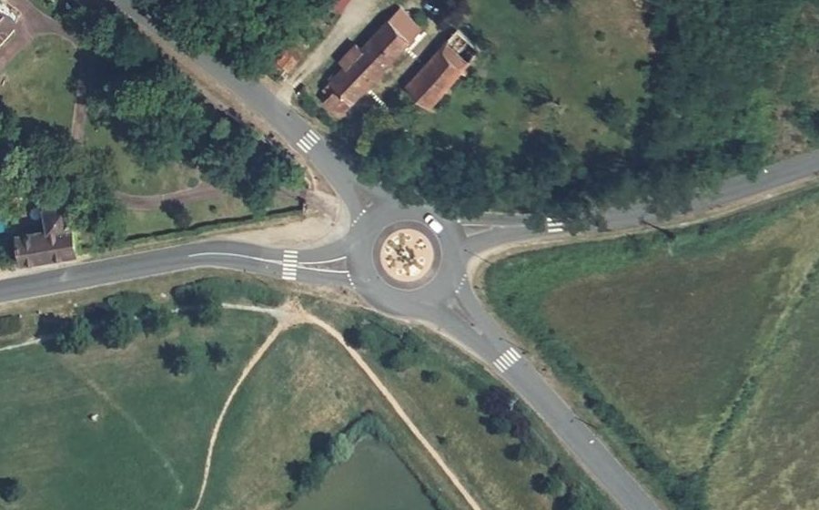 Vue aérienne du Rond-point anonyme n°47095706