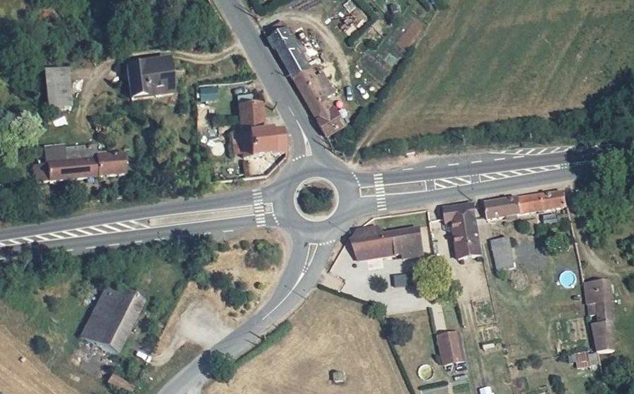 Vue aérienne du Rond-point anonyme n°47095750