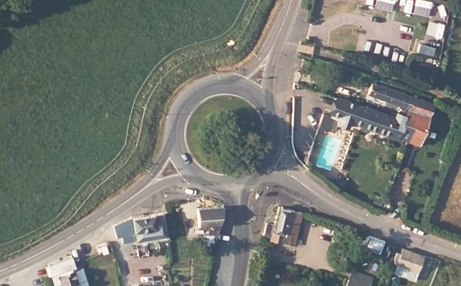 Vue aérienne du Rond-point anonyme n°47097872