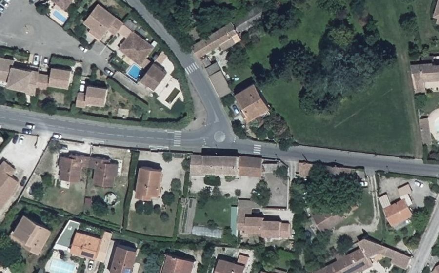 Vue aérienne du Rond-point anonyme n°47098128