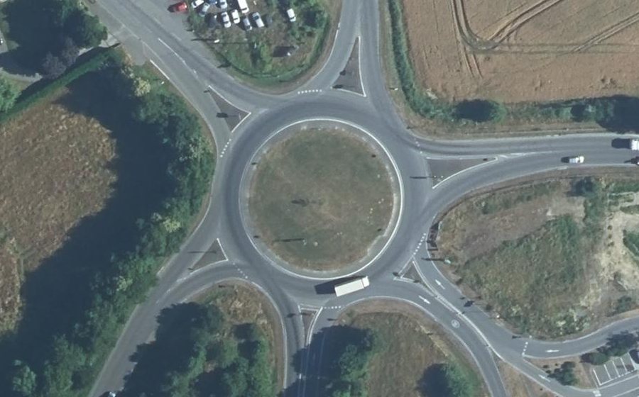 Vue aérienne du Rond-point anonyme n°47110665