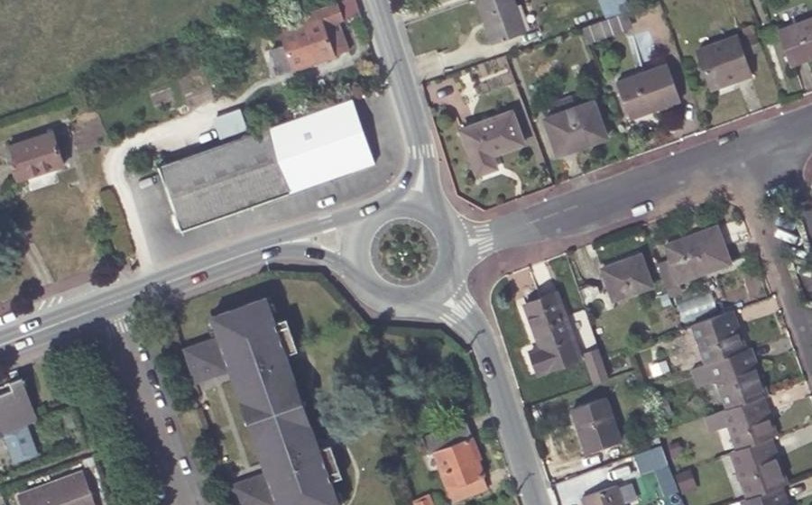 Vue aérienne du Rond-point anonyme n°47123737