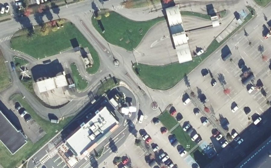 Vue aérienne du Rond-point anonyme n°471493231