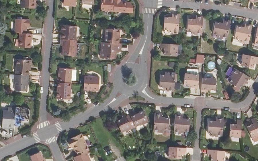 Vue aérienne du Rond-point anonyme n°47156283