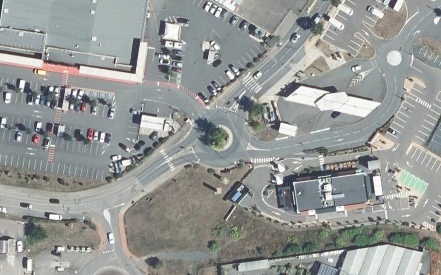 Vue aérienne du Rond-point anonyme n°47156603
