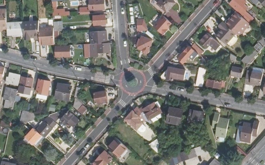 Vue aérienne du Rond-point anonyme n°47158870