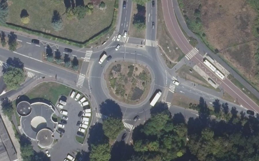 Vue aérienne du Rond-point anonyme n°471619401