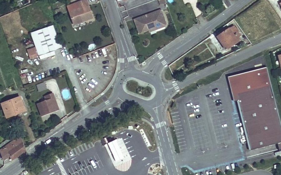 Vue aérienne du Rond-point anonyme n°471841931