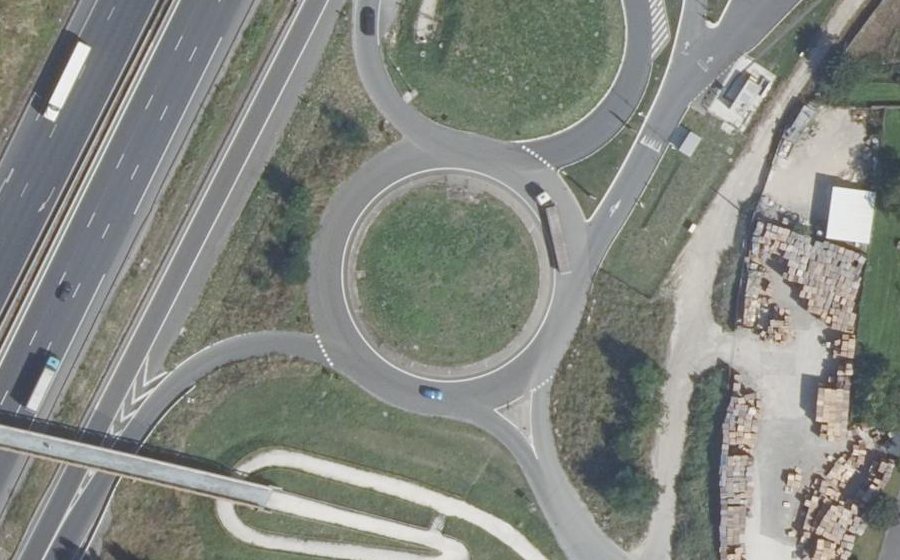 Vue aérienne du Rond-point anonyme n°471898700