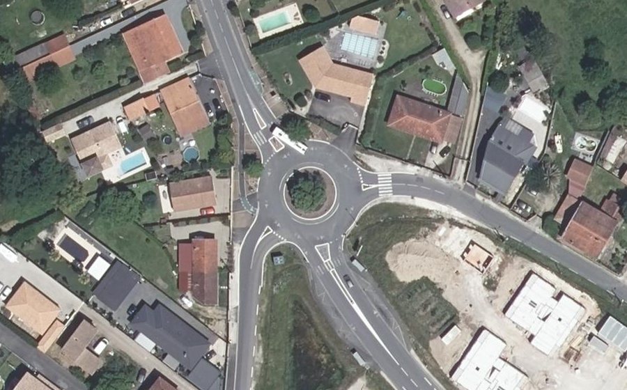 Vue aérienne du Rond-point anonyme n°47195453