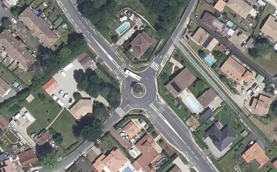 Vue aérienne du Rond-point anonyme n°47195455