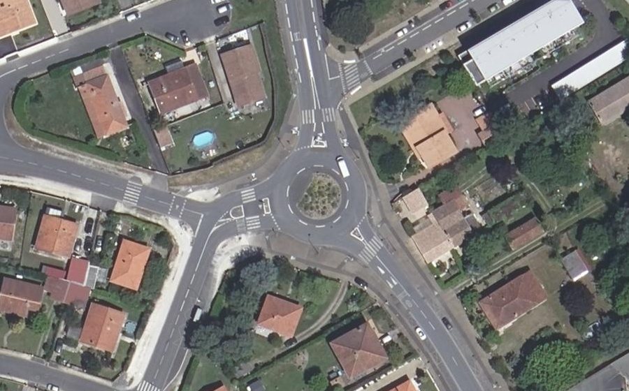 Vue aérienne du Rond-point anonyme n°47195456