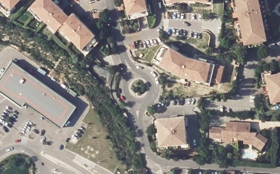 Vue aérienne du Rond-point anonyme n°47202898