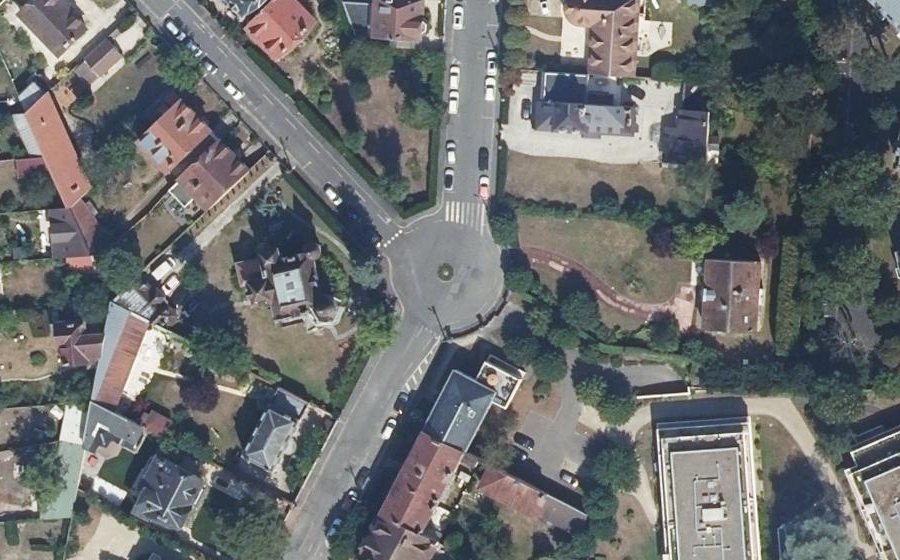 Vue aérienne du Rond-point anonyme n°47203674