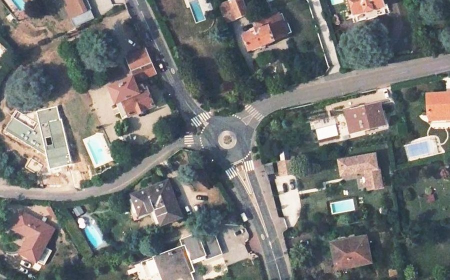Vue aérienne du Rond-point anonyme n°472039855