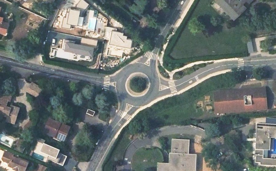 Vue aérienne du Rond-point anonyme n°472039857
