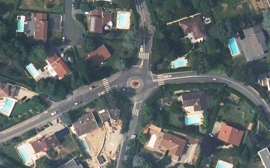Vue aérienne du Rond-point anonyme n°472039861