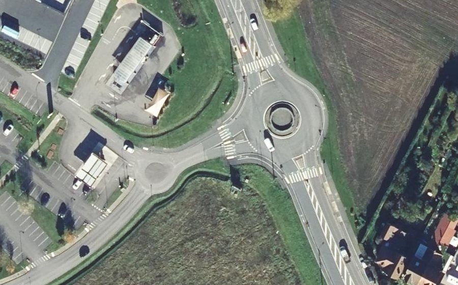 Vue aérienne du Rond-point anonyme n°472120444