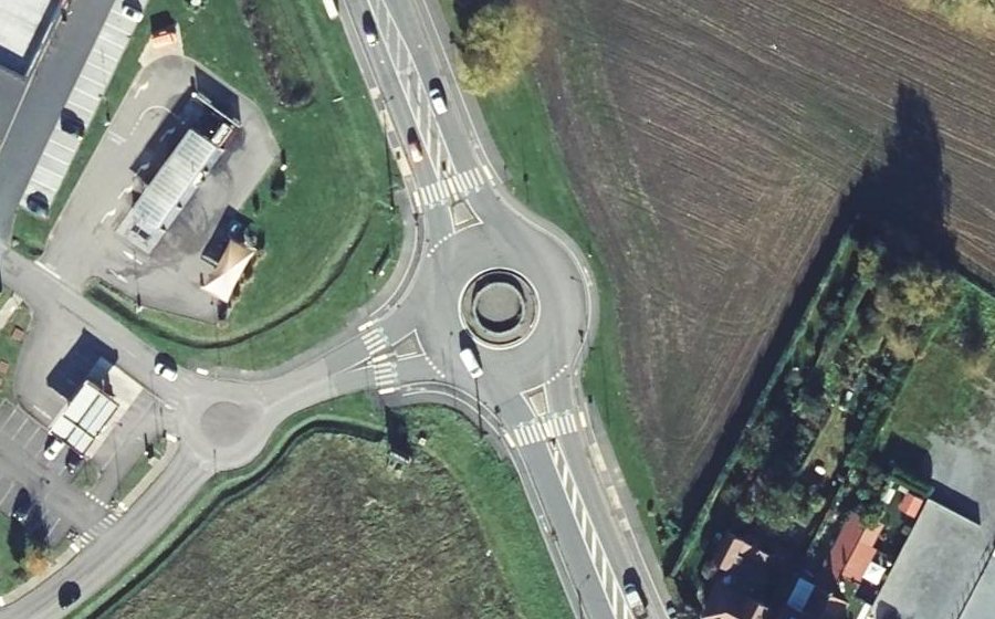 Vue aérienne du Rond-point anonyme n°472120447