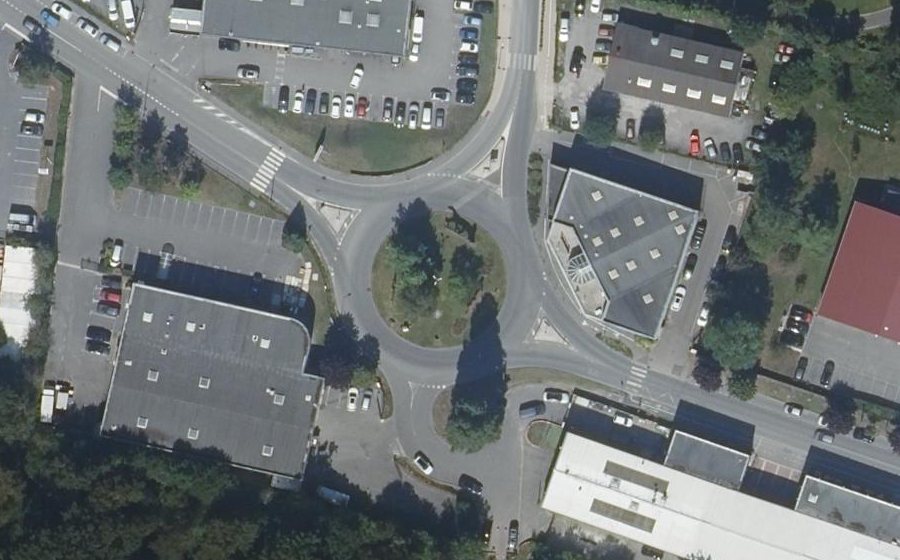 Vue aérienne du Rond-point anonyme n°47214979