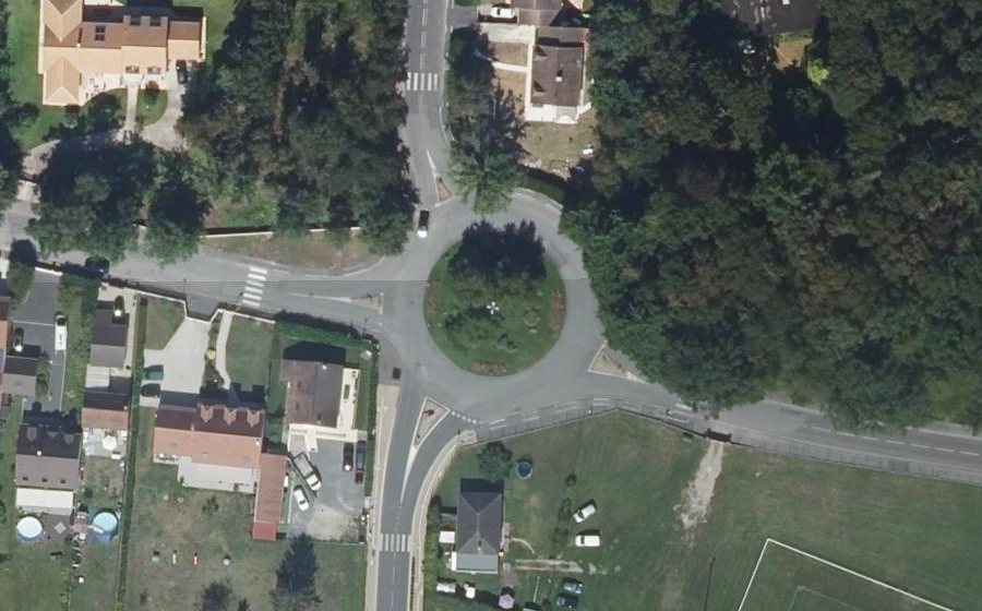 Vue aérienne du Rond-point anonyme n°47215050