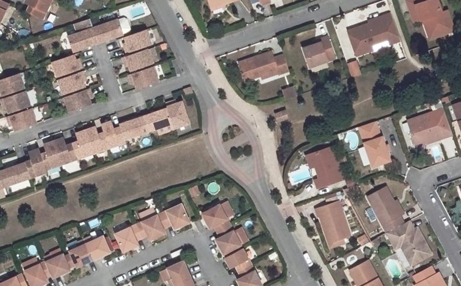 Vue aérienne du Rond-point anonyme n°47216761