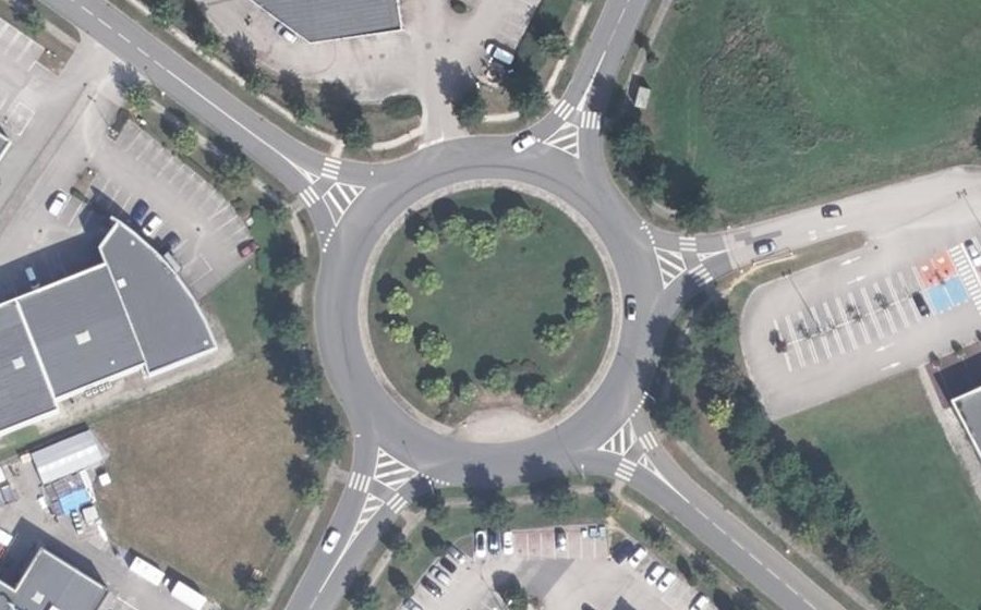 Vue aérienne du Rond-point anonyme n°47218123