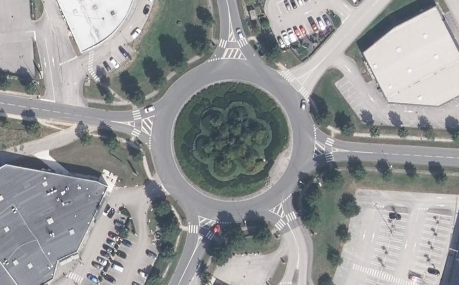 Vue aérienne du Rond-point anonyme n°47218124