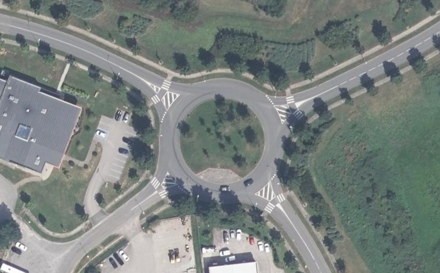 Vue aérienne du Rond-point anonyme n°47218591