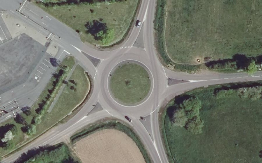 Vue aérienne du Rond-point anonyme n°472225598