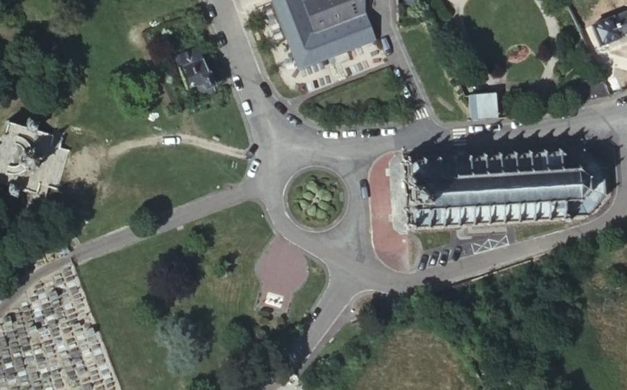 Vue aérienne du Rond-point anonyme n°47223288