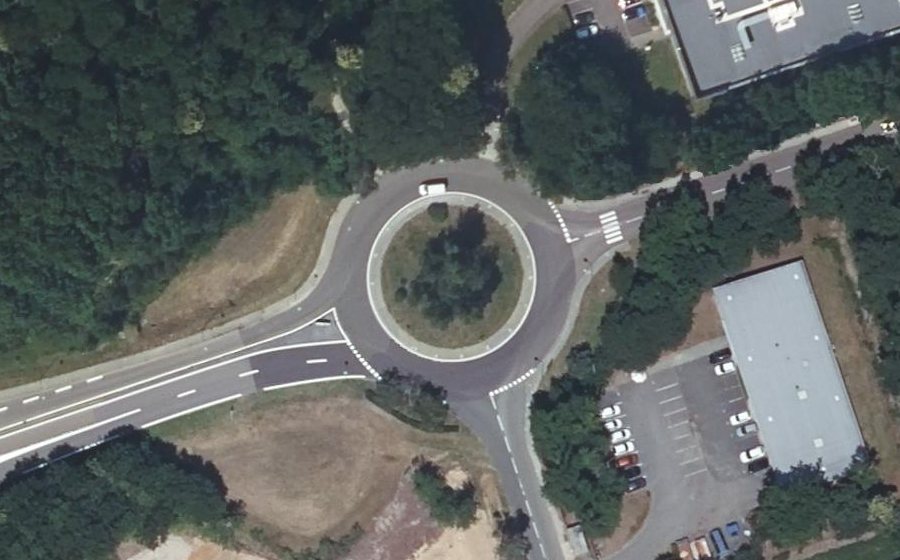 Vue aérienne du Rond-point anonyme n°47228914