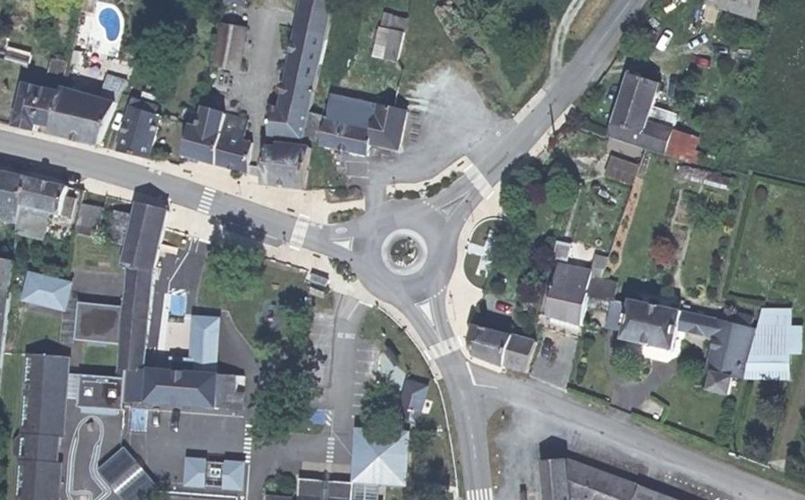 Vue aérienne du Rond-point anonyme n°472294078