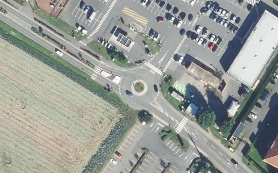 Vue aérienne du Rond-point anonyme n°472294481